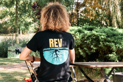 T-shirt de la REV, noir, porté