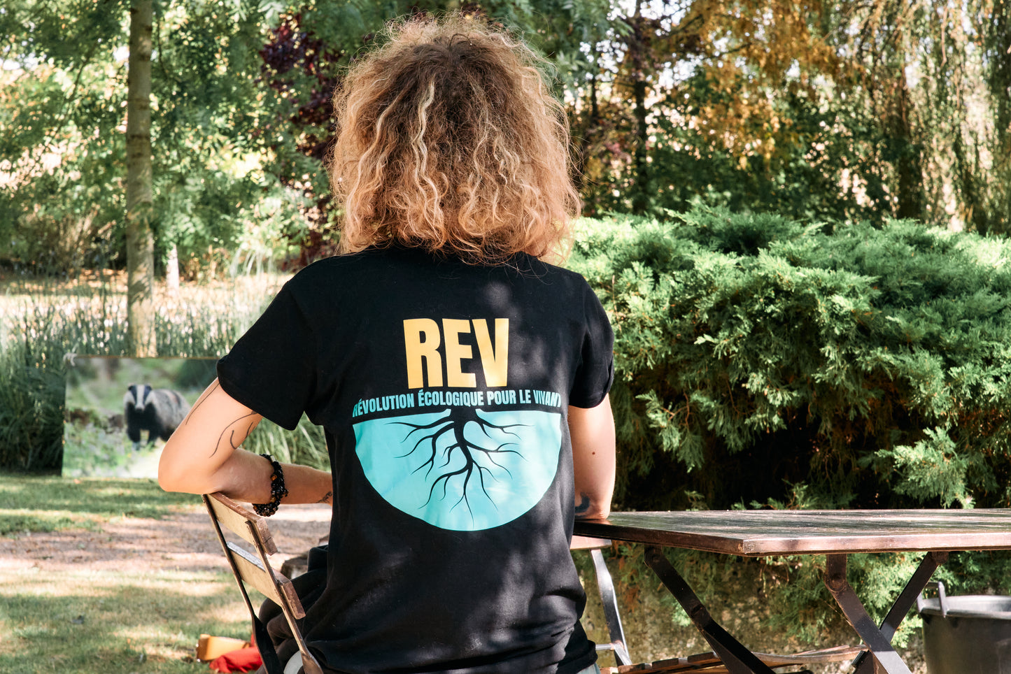 T-shirt de la REV, noir, porté